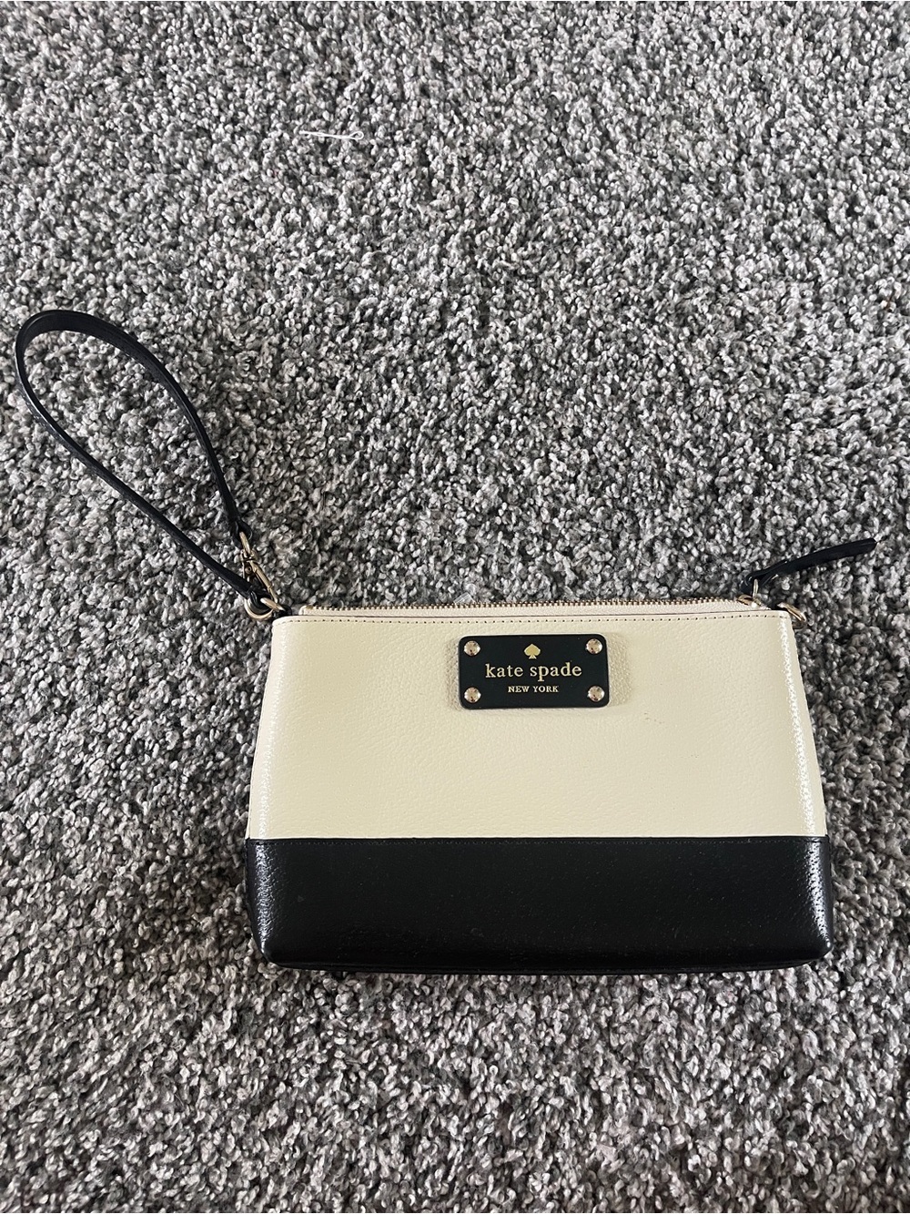 kate spade New York Two-Tone Black and Cream Wristlet glam classic